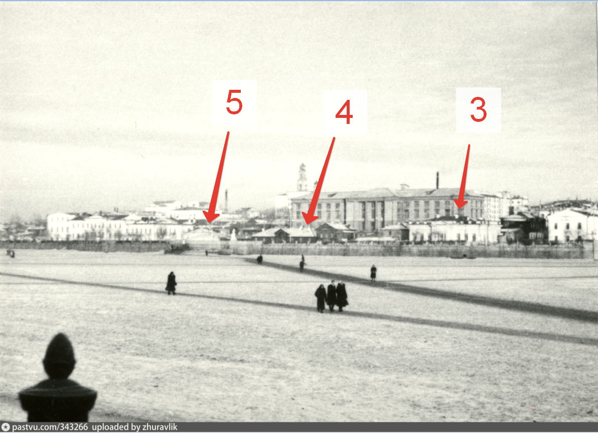 До появления Приборостроительного завода (на фото он на заднем плане) на набережной стояли три особняка. Их снесли, когда возводили новые корпуса завода
