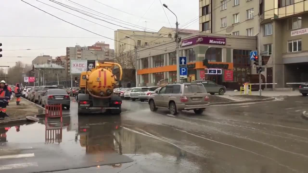 «Каменская вся как река»: из-за коммунальной аварии в центре Новосибирска затопило несколько перекрёстков