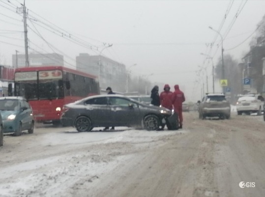 На улицу Бориса Богаткова уже приехали аварийные комиссары
