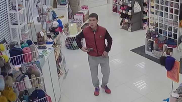 В магазине в центре Екатеринбурга мужчина стащил телефон сотрудницы и попал на запись камер