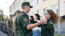«Солдаты светились от счастья»: перед балом в центре Волгограда военных познакомили с 50 девушками