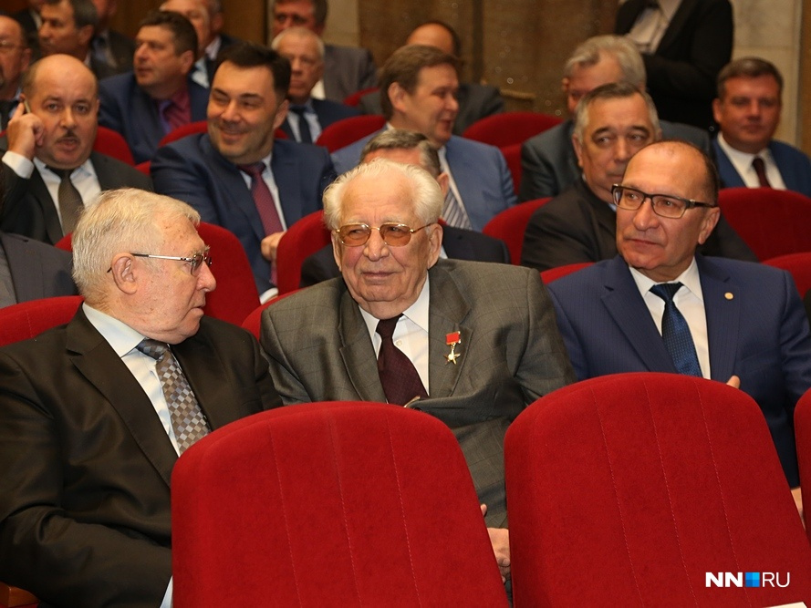 Владимир Лузянин (в центре) был в числе приглашенных на официальную встречу нового губернатора
