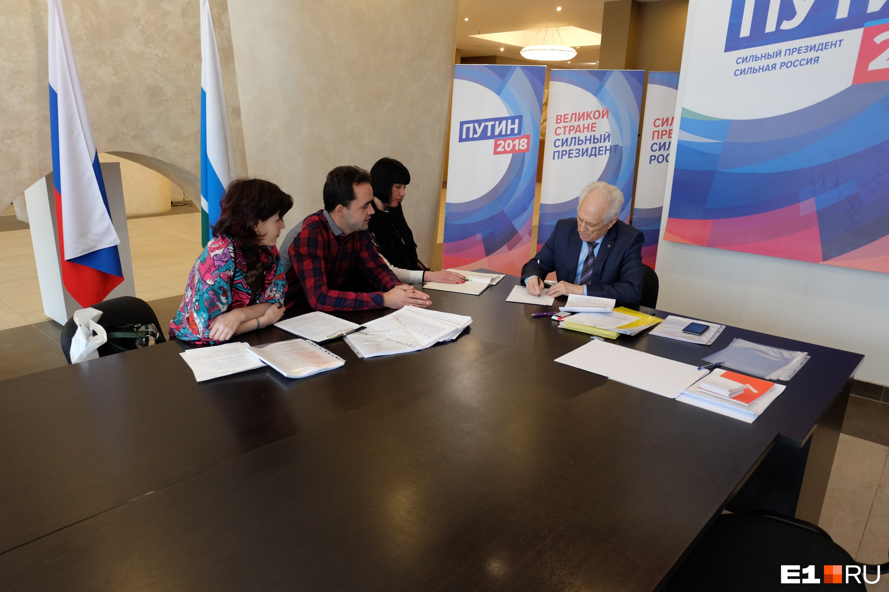 Подписи передали доверенному лицу президента Юрию Судакову