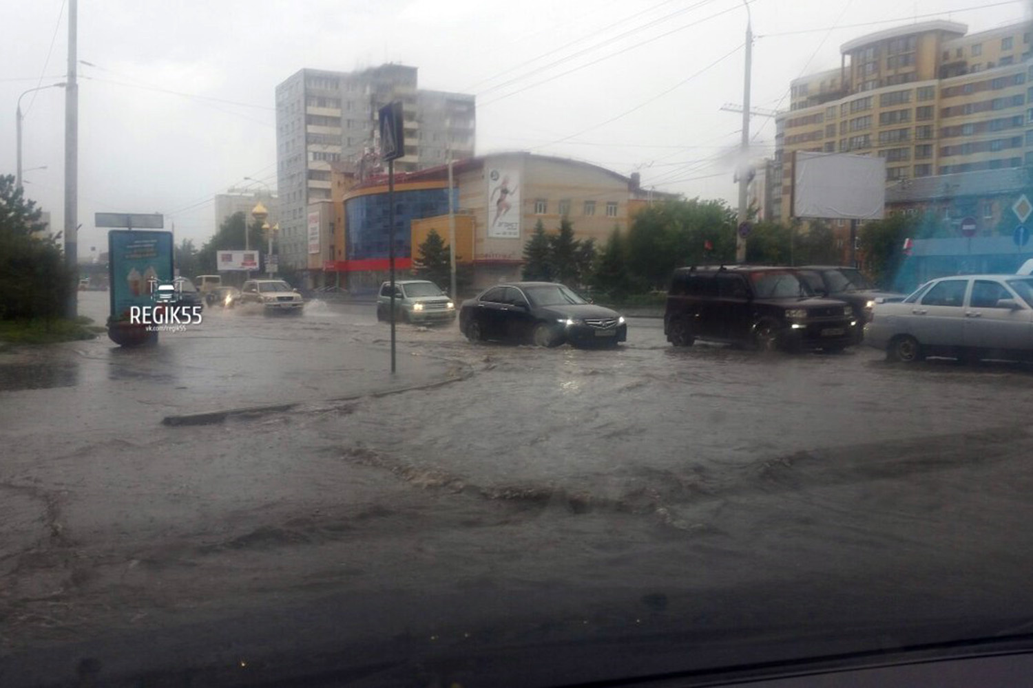 Прогноз омск. Остановка Водники Омск. Автостоянка Омск на Дмитриева. Остановка городок Водников Омск фото. Остановка Водники Омск фото.