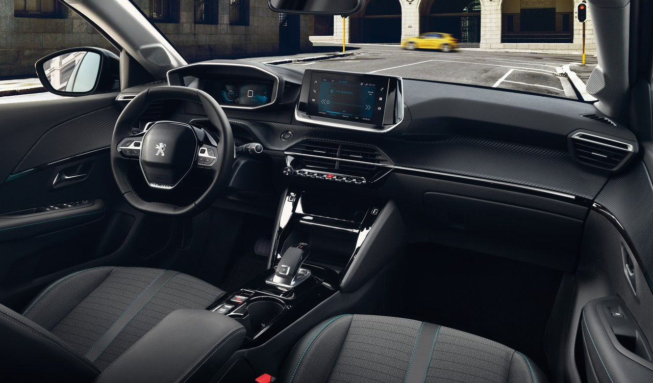 Интерьер Peugeot 208 выполнен в смелом ключе, который уже примерили старшие модели компании: маленький руль, необычный селектор автомата, чёткое зонирование консоли Интерьер Peugeot 208 выполнен в смелом ключе, который уже примерили старшие модели компании: маленький руль, необычный селектор автомата, чёткое зонирование консоли