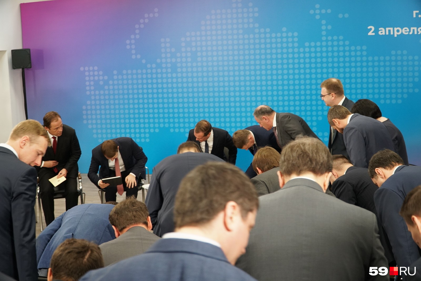 Тот же коллега придумал подпись и к этой фотографии — «поклон в дань уважения перед малым и средним пермским бизнесом». Но на самом деле все просто садятся Тот же коллега придумал подпись и к этой фотографии — «поклон в дань уважения перед малым и средним пермским бизнесом». Но на самом деле все просто садятся