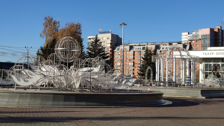 «Зима близко»: фонтан у театра оперы украсили новогодней иллюминацией