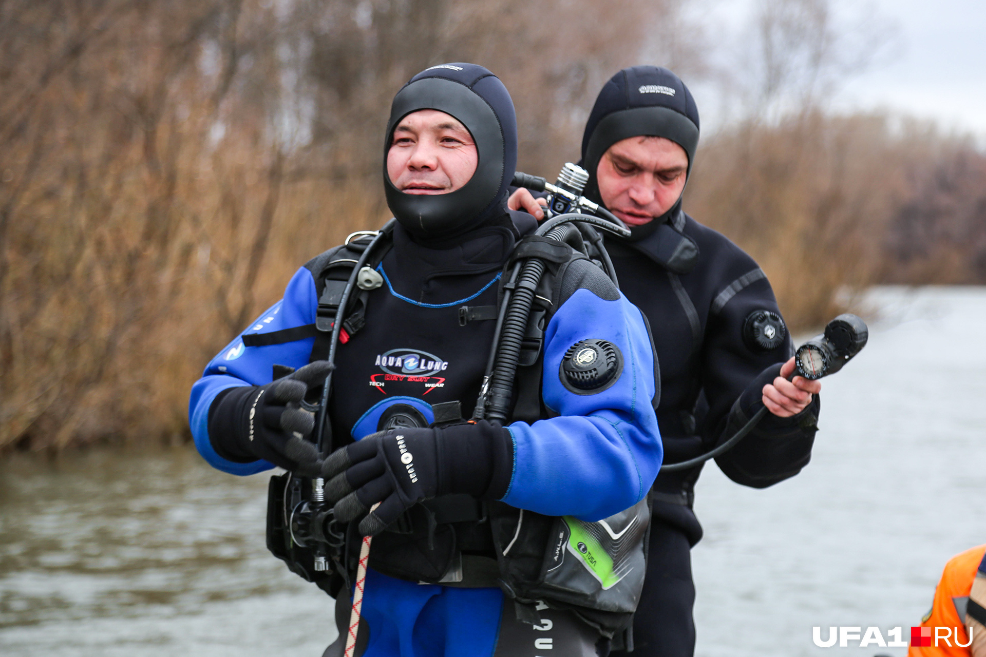 Два водолаза готовятся просканировать дно Уфимки Два водолаза готовятся просканировать дно Уфимки