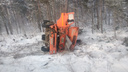 Последствия ДТП с грузовиками попали на видео: ассенизаторская машина улетела в кювет под Новосибирском
