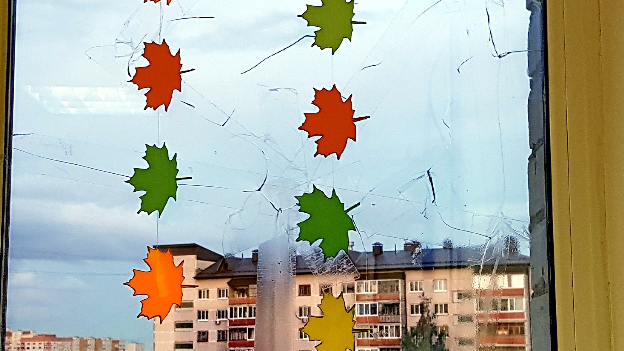 «Окно в трещинах, заклеено осенними листьями». Колонка отца о старых кабинетах в тюменских школах