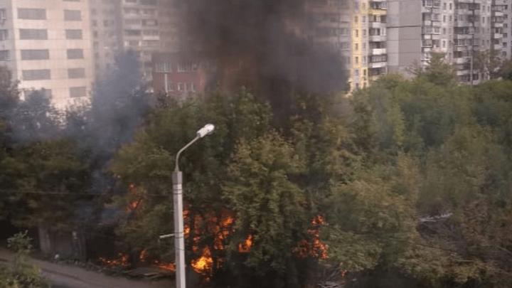«Кто-то выжигает дома»: рядом со стройкой в Челябинске разгорелся пожар