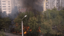 «Кто-то выжигает дома»: рядом со стройкой в Челябинске разгорелся пожар
