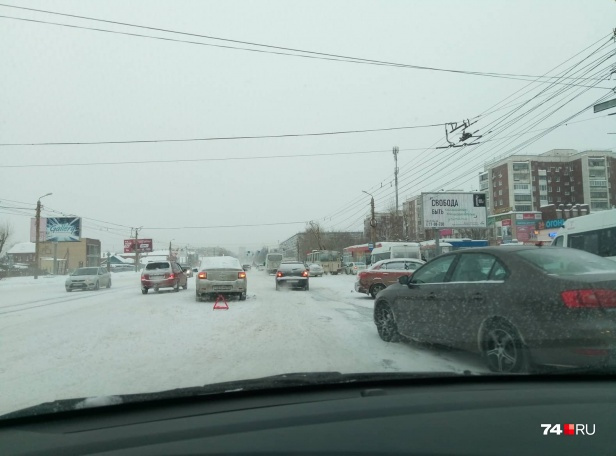 Убрать с дорог утреннюю снежную кашу дорожники мало где успели