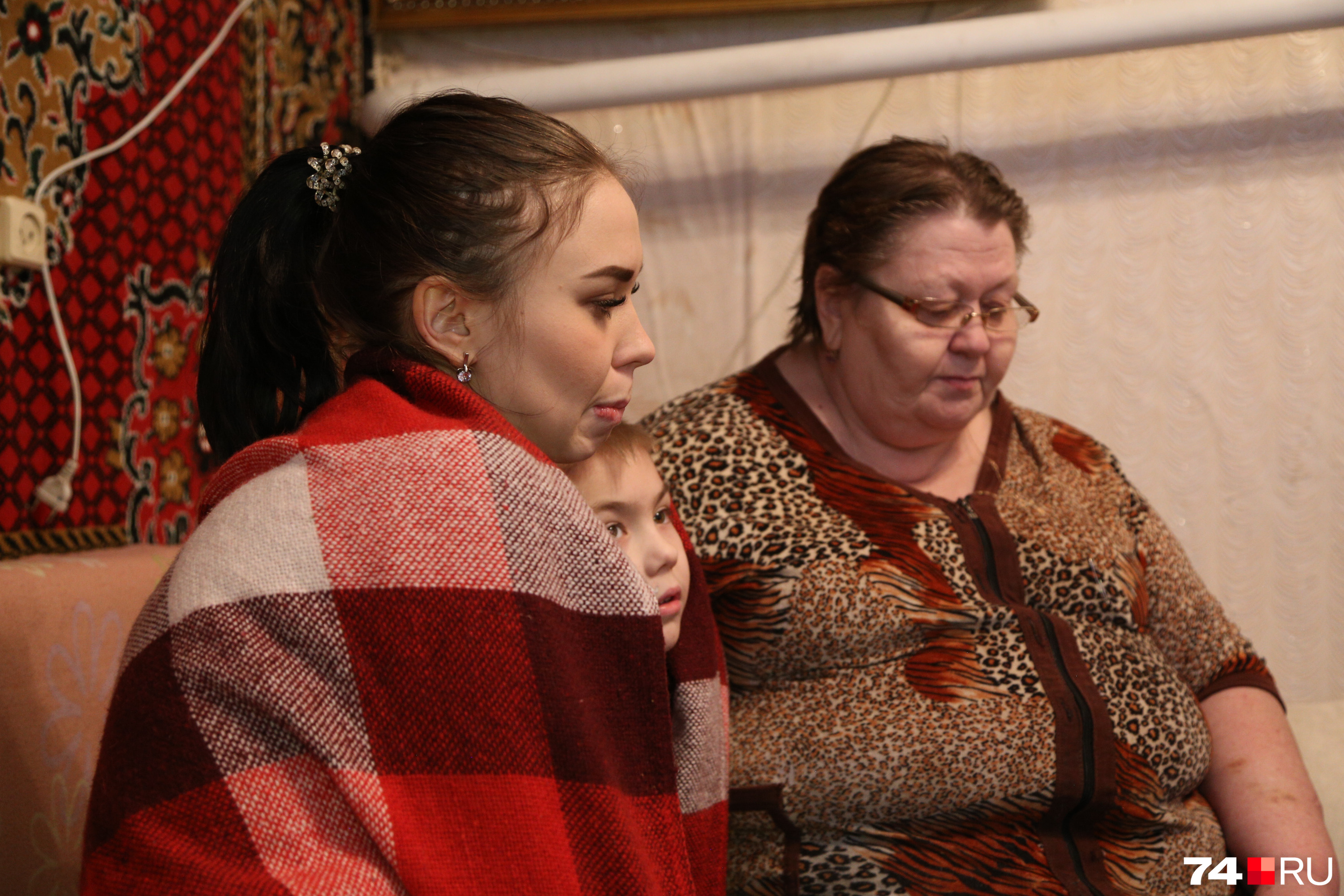 Бабушка Наталья Николаевна занимается внуками, пока супруги лечат среднюю дочку в Санкт-Петербурге 