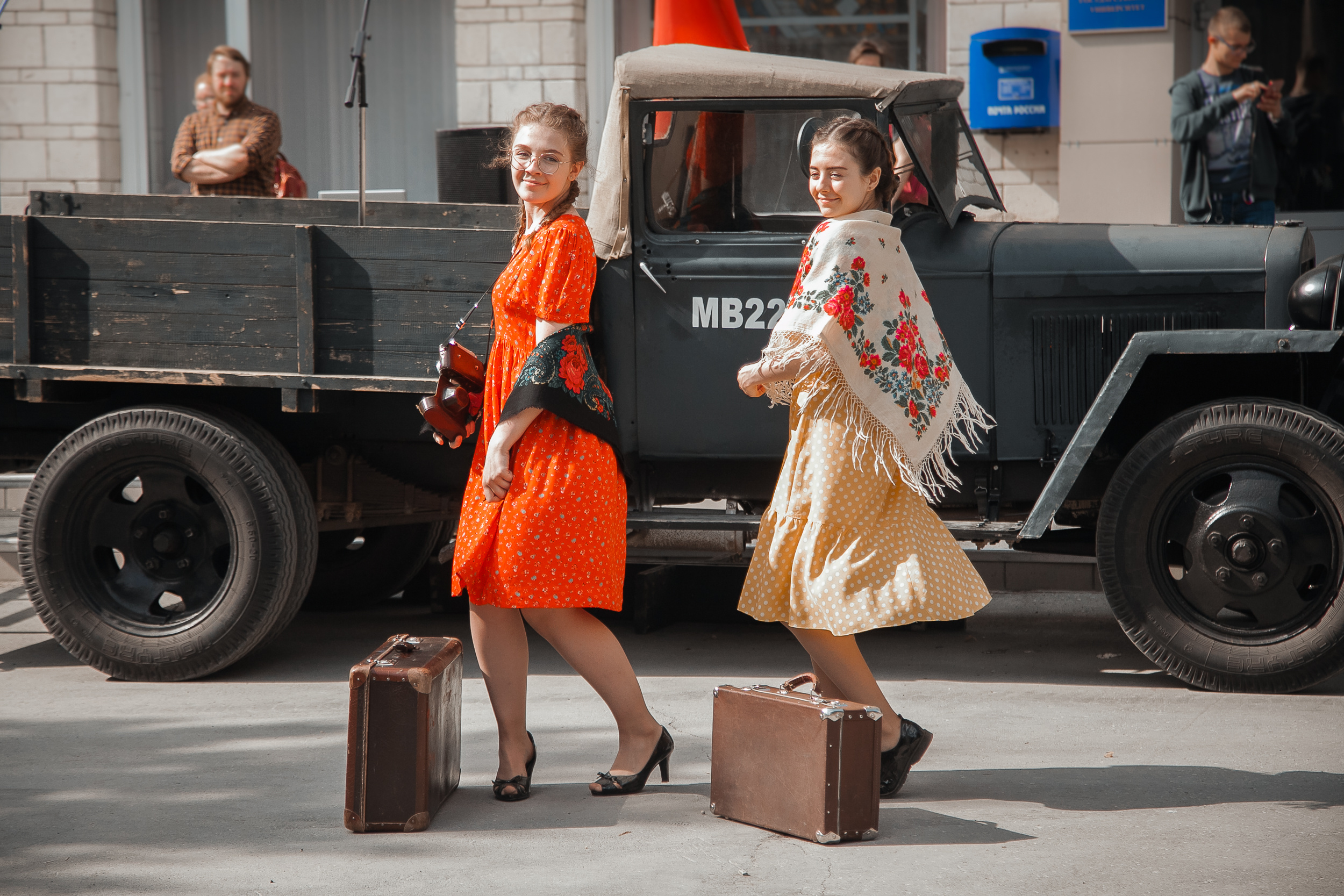 Студентки в платьях 1940-х годов выглядели просто потрясающе