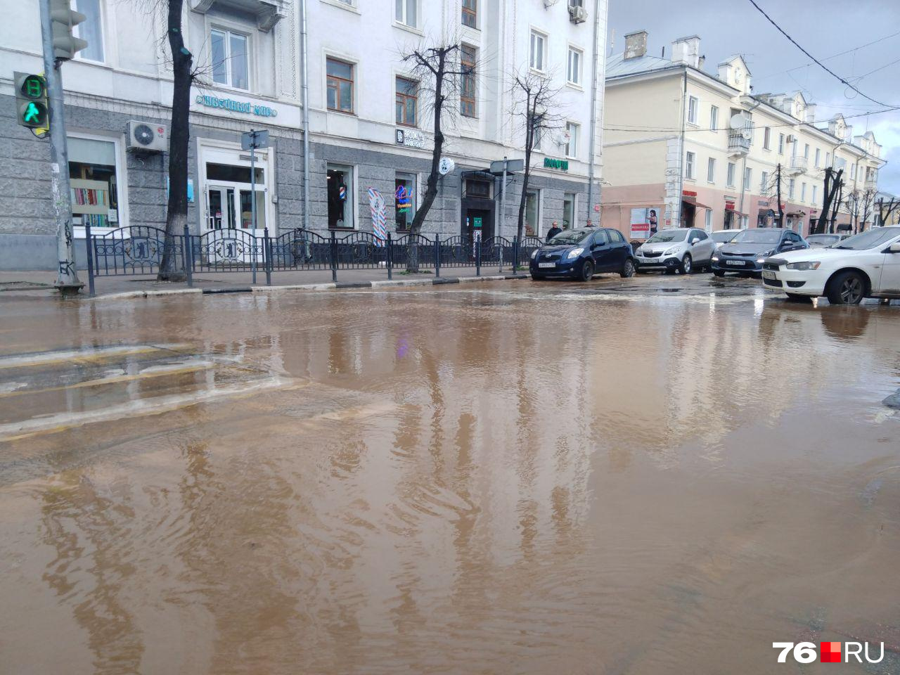 Сотрудники офисов на Депутатской говорят, что на месте потопа вздулся асфальт Сотрудники офисов на Депутатской говорят, что на месте потопа вздулся асфальт