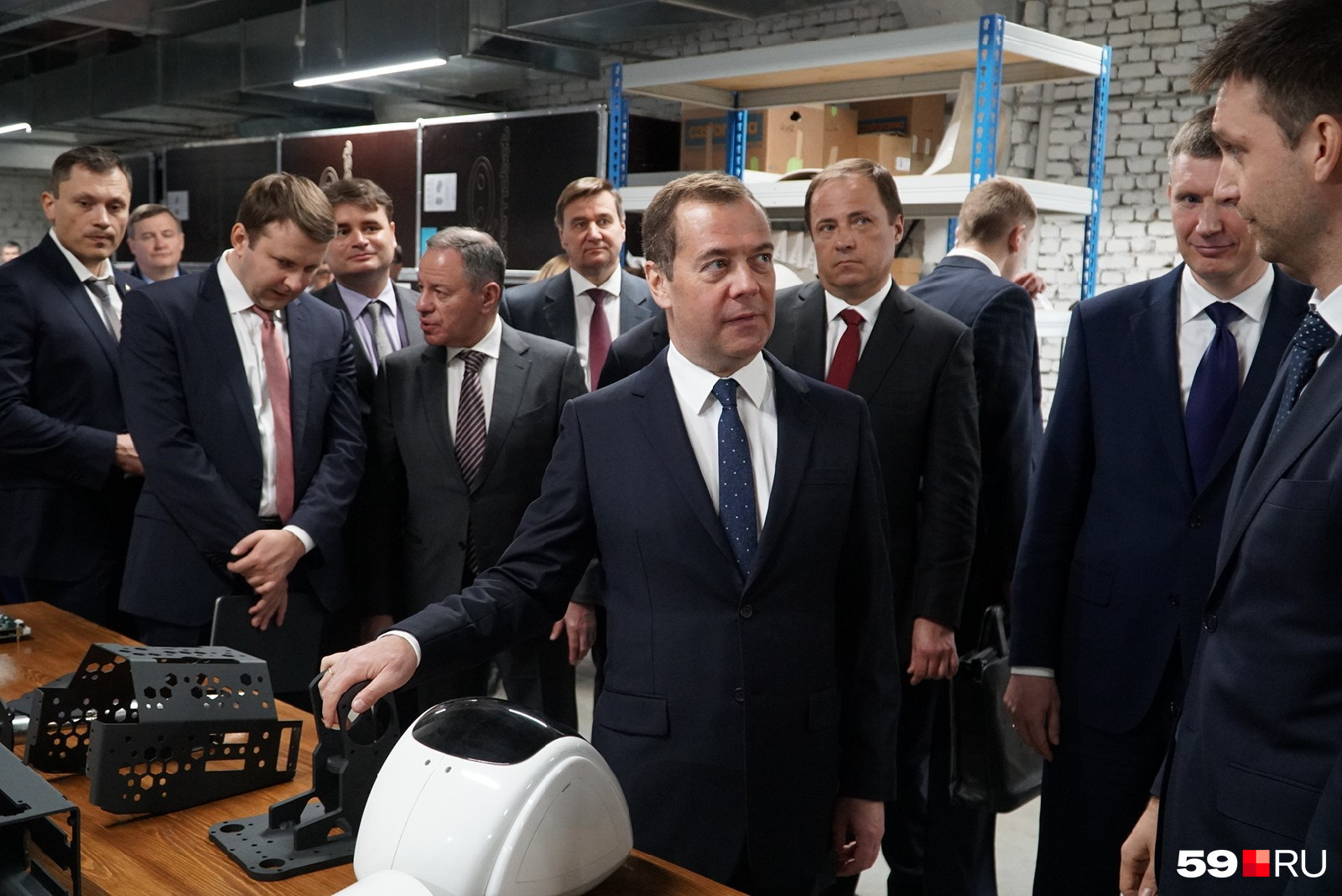 Дмитрию Медведеву рассказывают о роботе подробнее