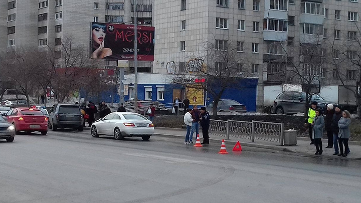 В Екатеринбурге девушка на белом Mercedes сбила школьника