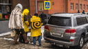 «Я паркуюсь как чудак»: Lexus LX против курьеров «Яндекс.Еды» — тротуары не для вас