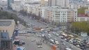 Не пролез: в Челябинске из-за ДТП с троллейбусом проспект Ленина увяз в пробке