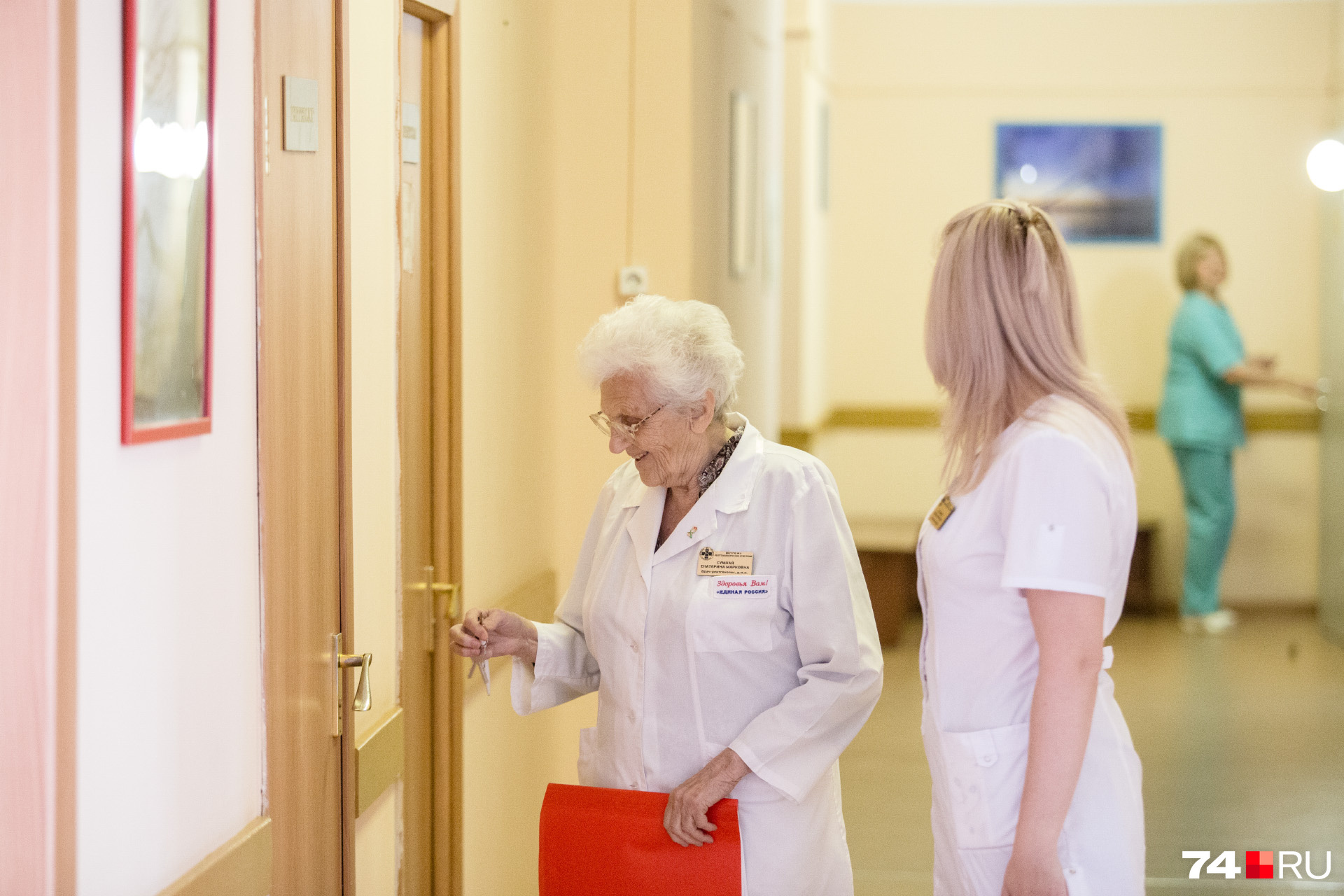 В 87 лет врач передвигается по коридорам больницы так быстро, что не все молодые могут за ней успеть