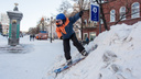 «Можно даже трюки делать»: челябинский сноубордист покатался по сугробам на Кировке
