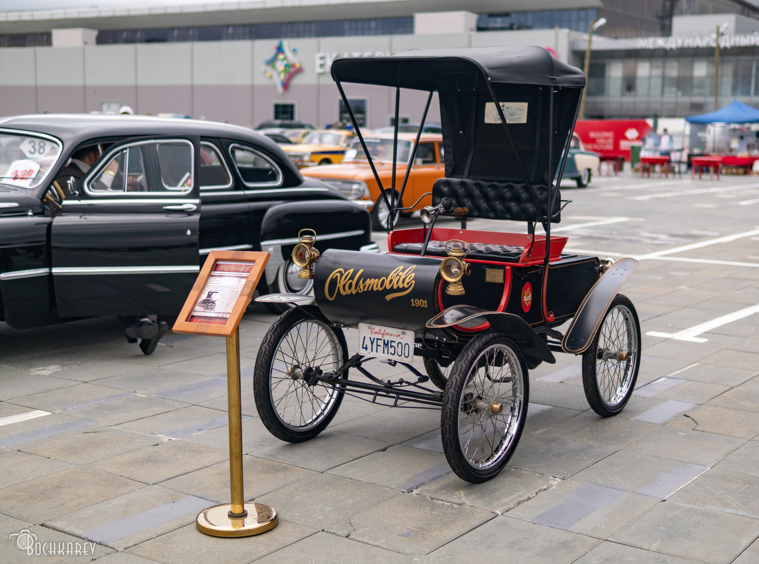 На выставке ретроавтомобилей можно было посмотреть на машины, которым больше 100 лет