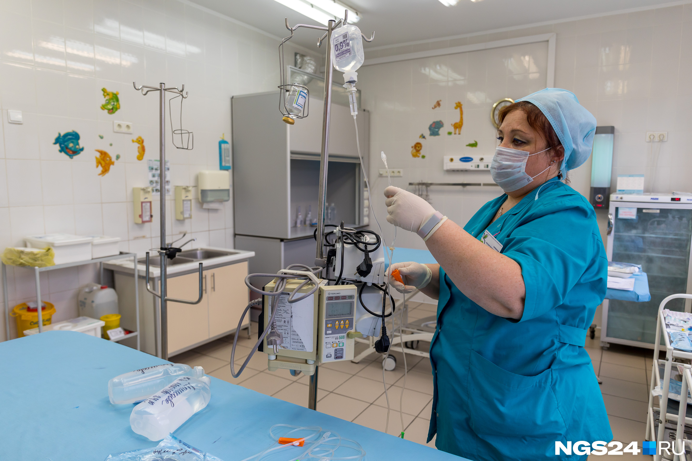 Медсестры собирают химиотерапию и распределяют антибиотики