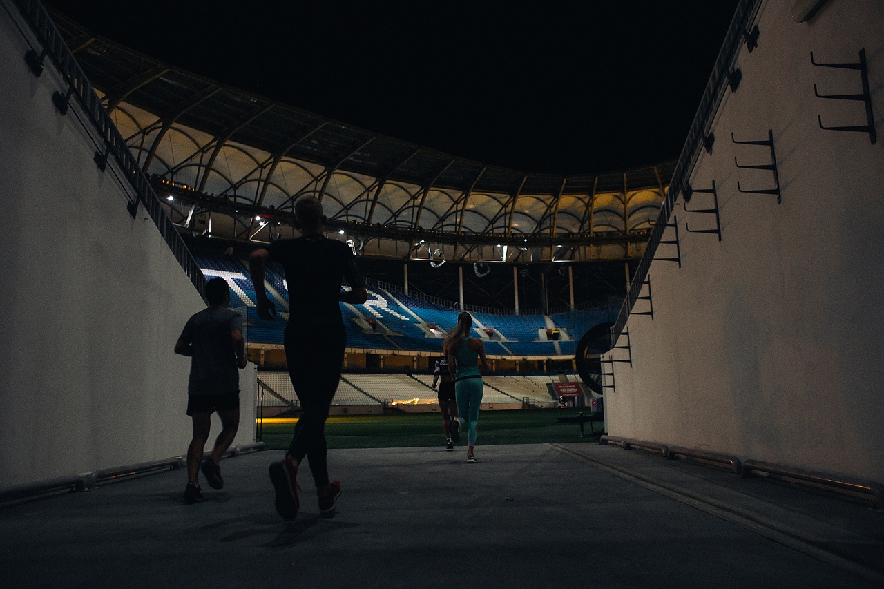 Финишируют спортсмены за пределами стадиона — в ЦПКиО 