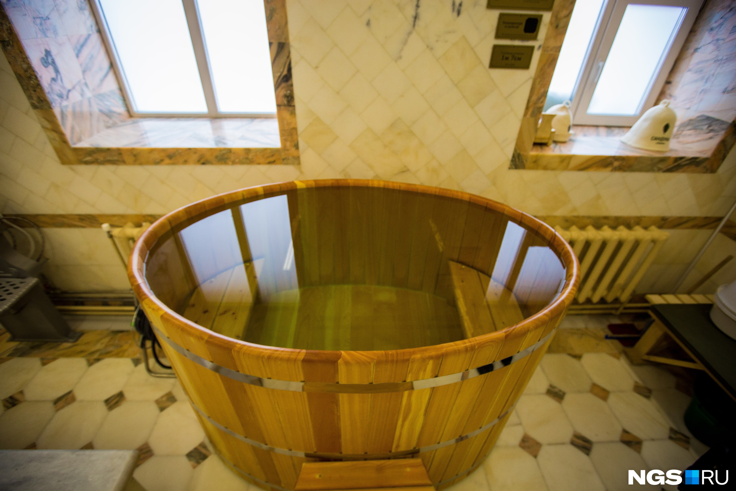 Пол в бане сделан из красноярского мрамора