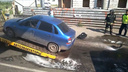 В Челябинске у легковушки во время движения отвалился бензобак