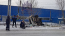 «Резина-летучка»: УАЗ перевернулся на скользкой дороге на Пограничников и снёс светофор