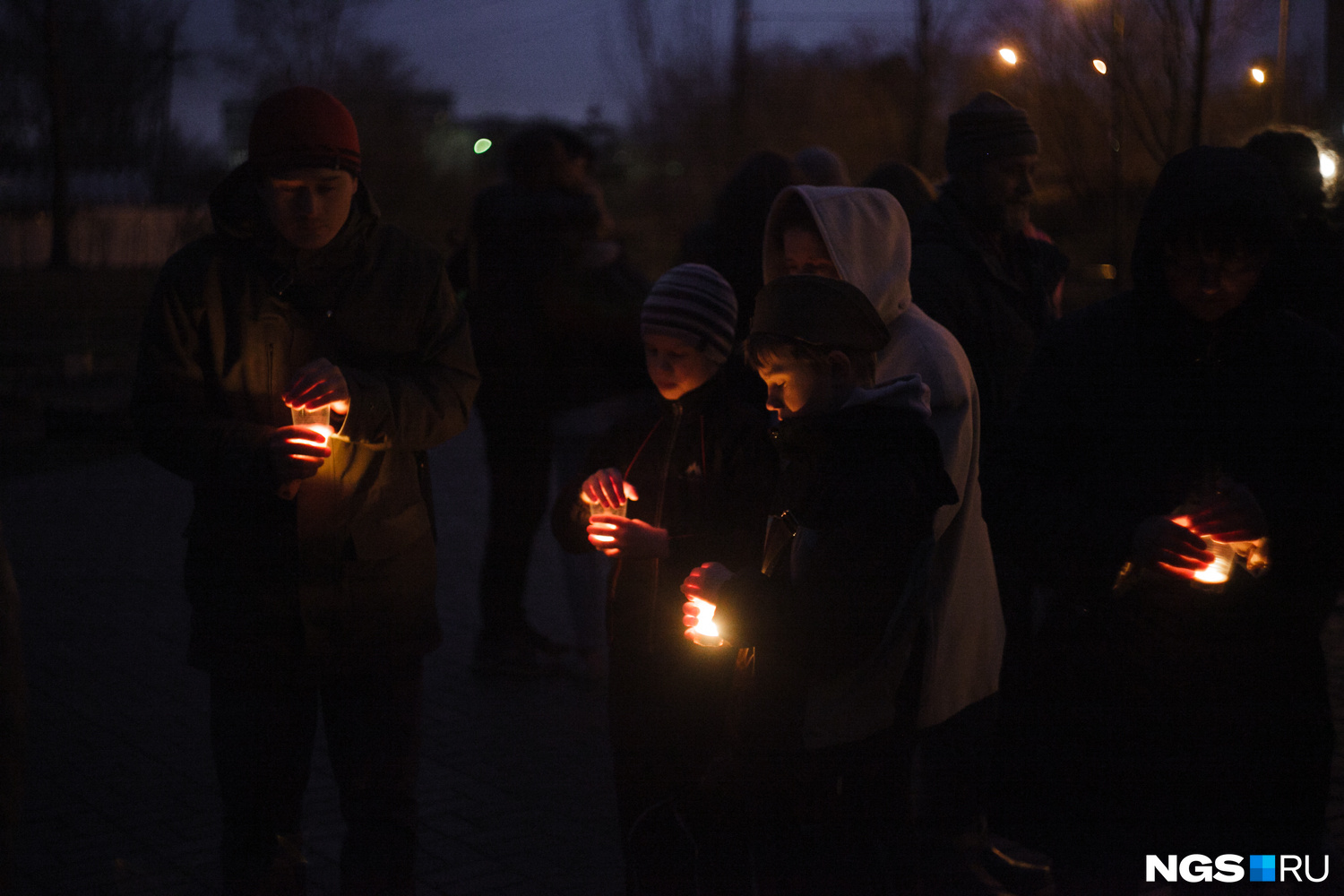 В Аллее памяти павших героев-сибиряков собрались семьи вместе с детьми