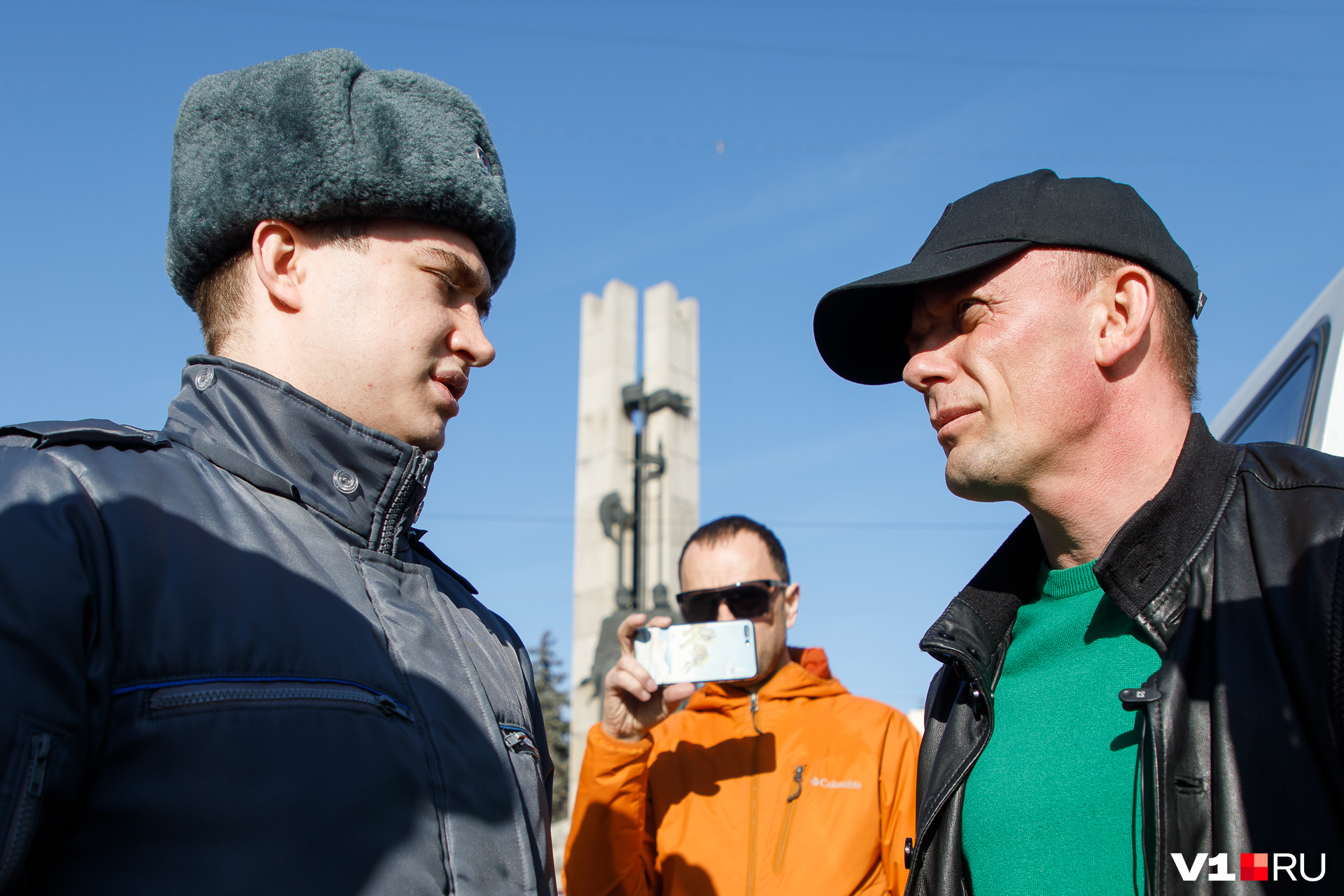 Валерий Пшеничный дискутировал на "Современнике" с по-зимнему утепленным представителем Ространснадзора