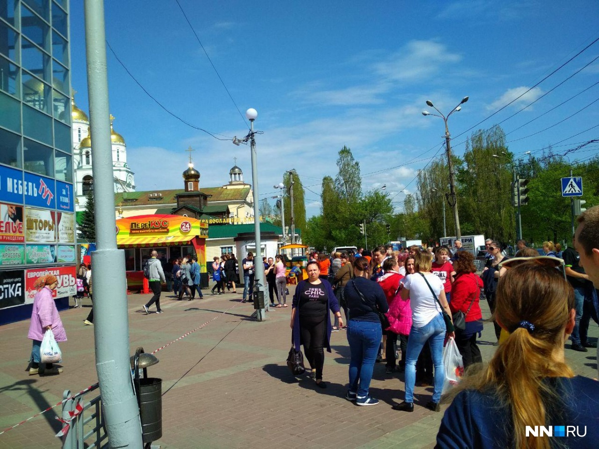 ТЦ «Новый Век» на улице Дьяконова в Нижнем Новгороде тоже эвакуировали