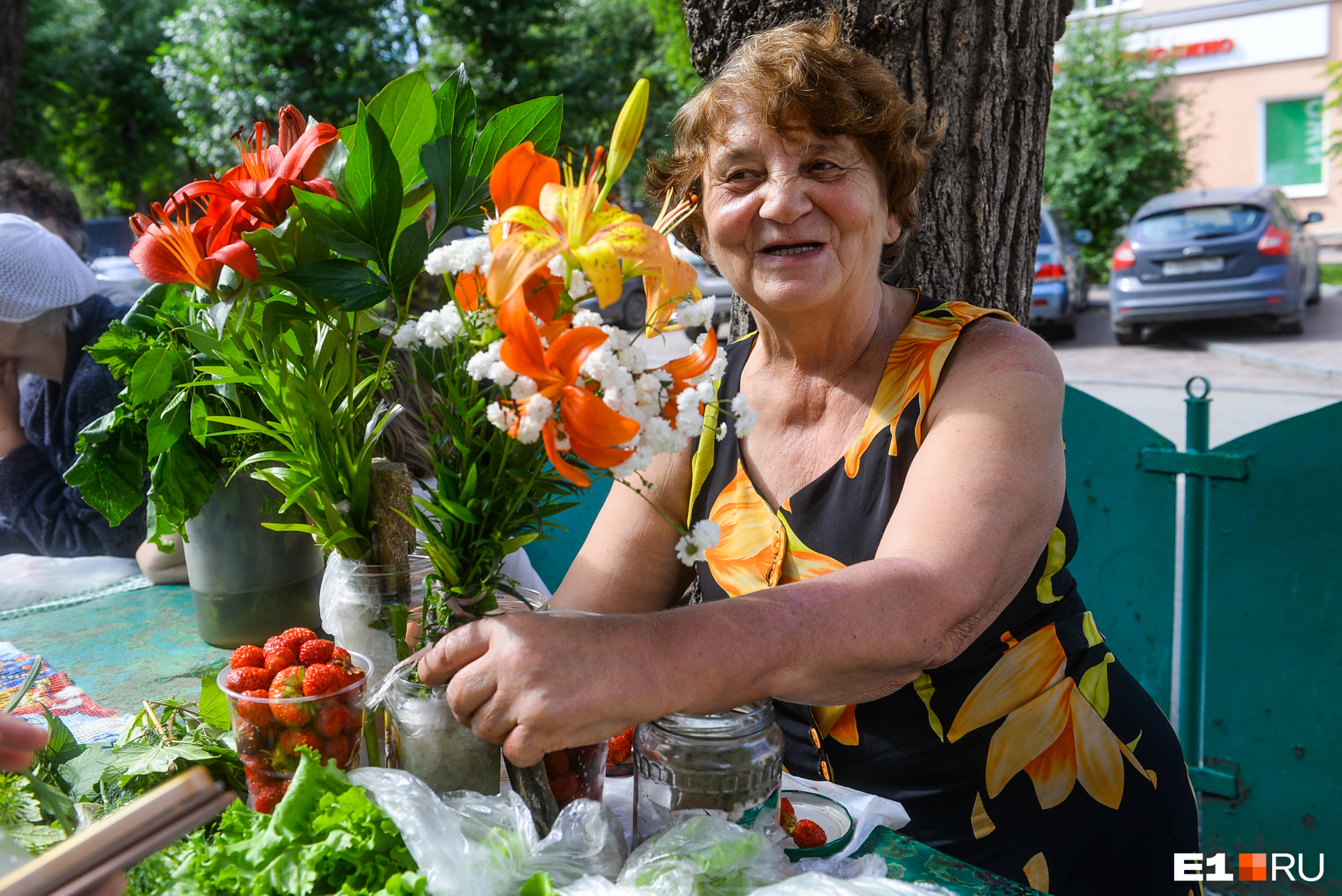 Бабушка в огороде фото