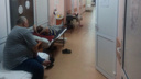 Омичей с пневмонией и ОРВИ укладывают в коридорах больниц — мест в палатах не хватает