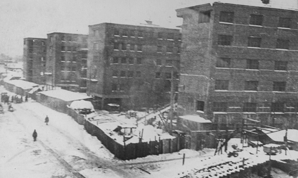 Комплекс начали строить в 30-е годы прошлого века, когда возникла острая потребность в жилье Комплекс начали строить в 30-е годы прошлого века, когда возникла острая потребность в жилье