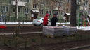 Во дворах домов на Красном проспекте начали укладывать плитку и сажать деревья. Зимой