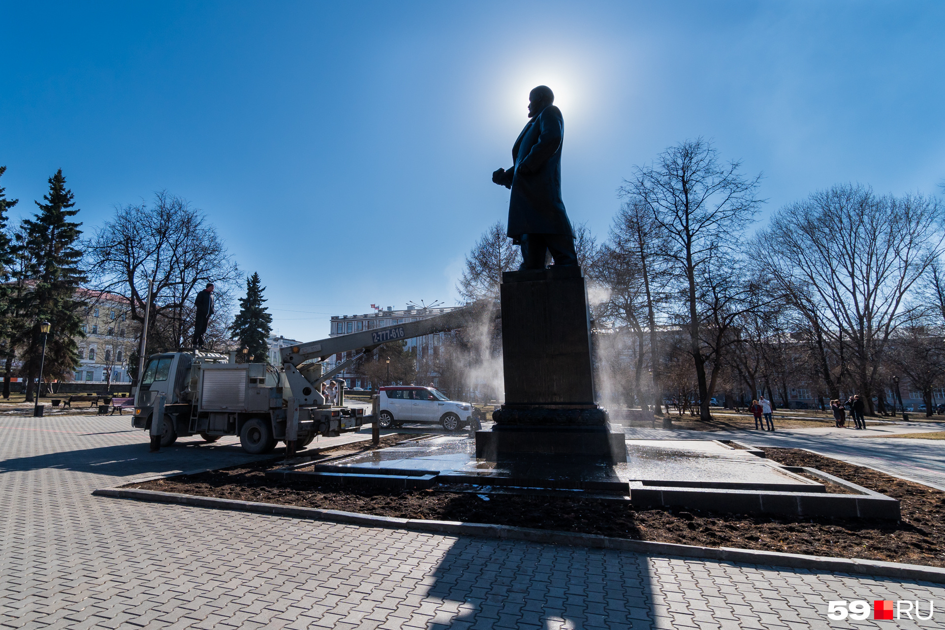 Теперь Ленин чистый и блестит Теперь Ленин чистый и блестит