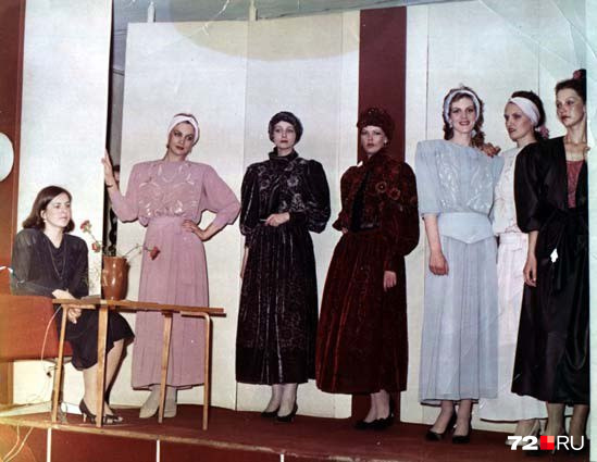 Показ тюменского Дома моделей, 1987 год. Наталья — третья справа, в небесно-голубом платье