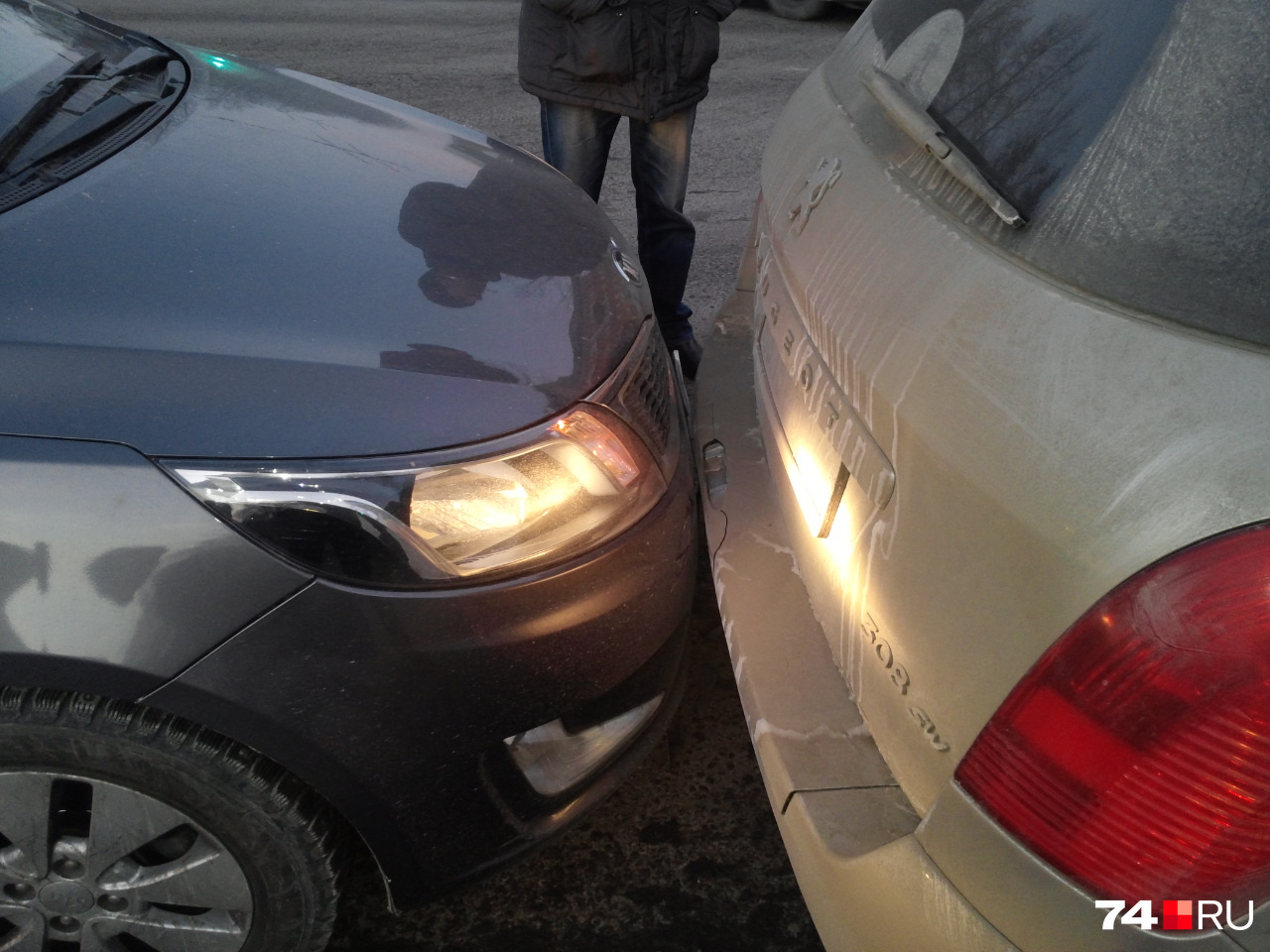 Сзади у Peugeot пострадал бампер