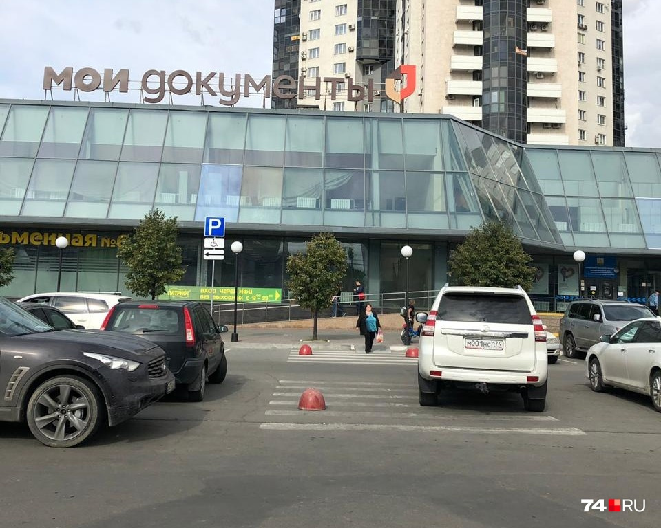 Land Cruiser Prado встал поперёк перехода и здравого смысла Land Cruiser Prado встал поперёк перехода и здравого смысла
