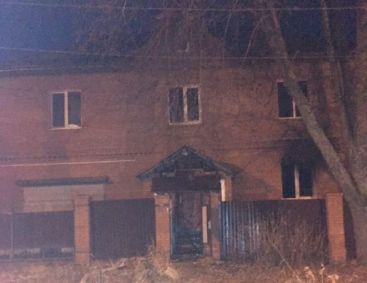 Площадь возгорания составила два квадратных метра, погибли два человека Площадь возгорания составила два квадратных метра, погибли два человека