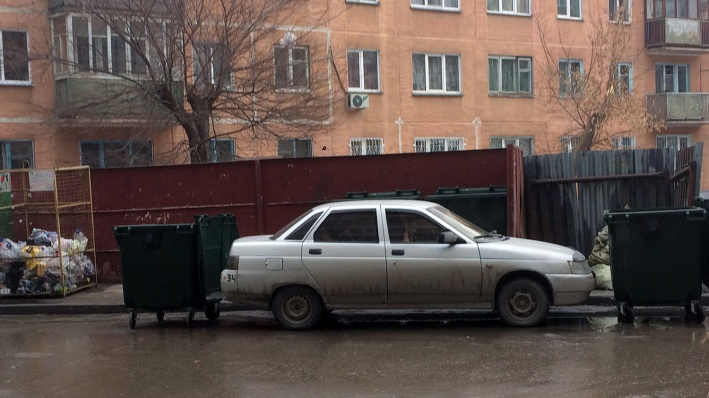 Водитель «Лады» припарковался возле мусорных баков