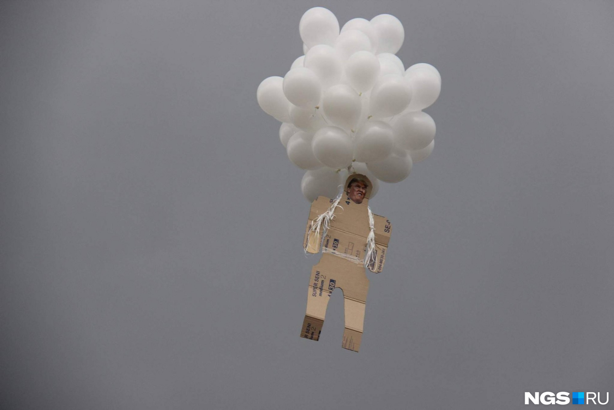 Фигура американского президента улетела в новосибирское небо на воздушных шарах. Фото Стаса Соколова 