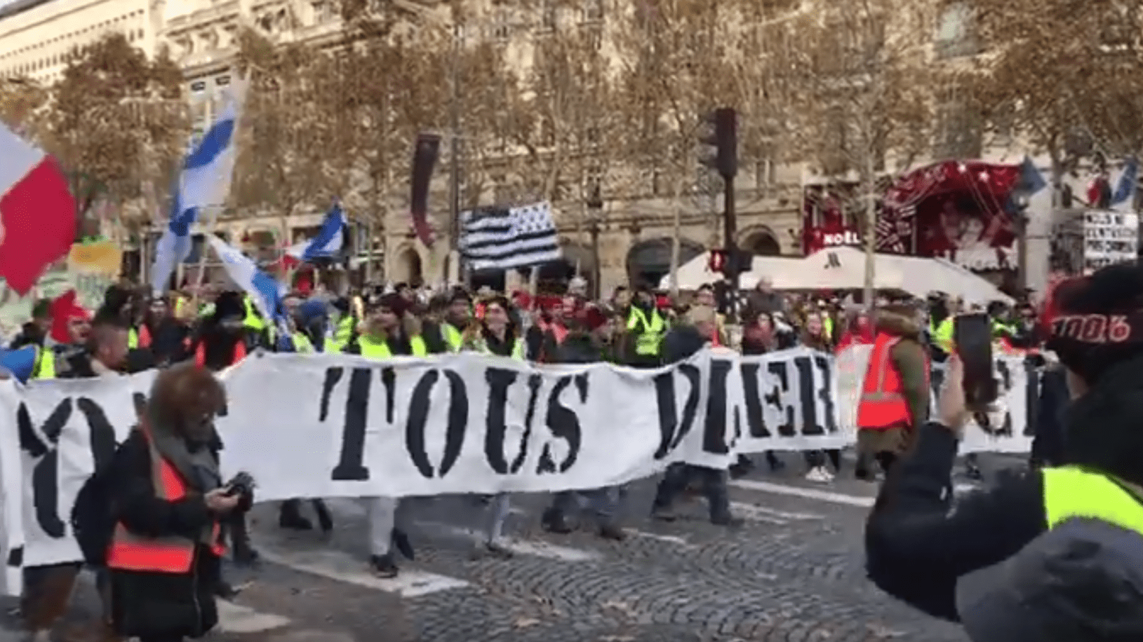 «Что-то пару раз глухо бахнуло»: екатеринбургский журналист попал в эпицентр забастовок в Париже