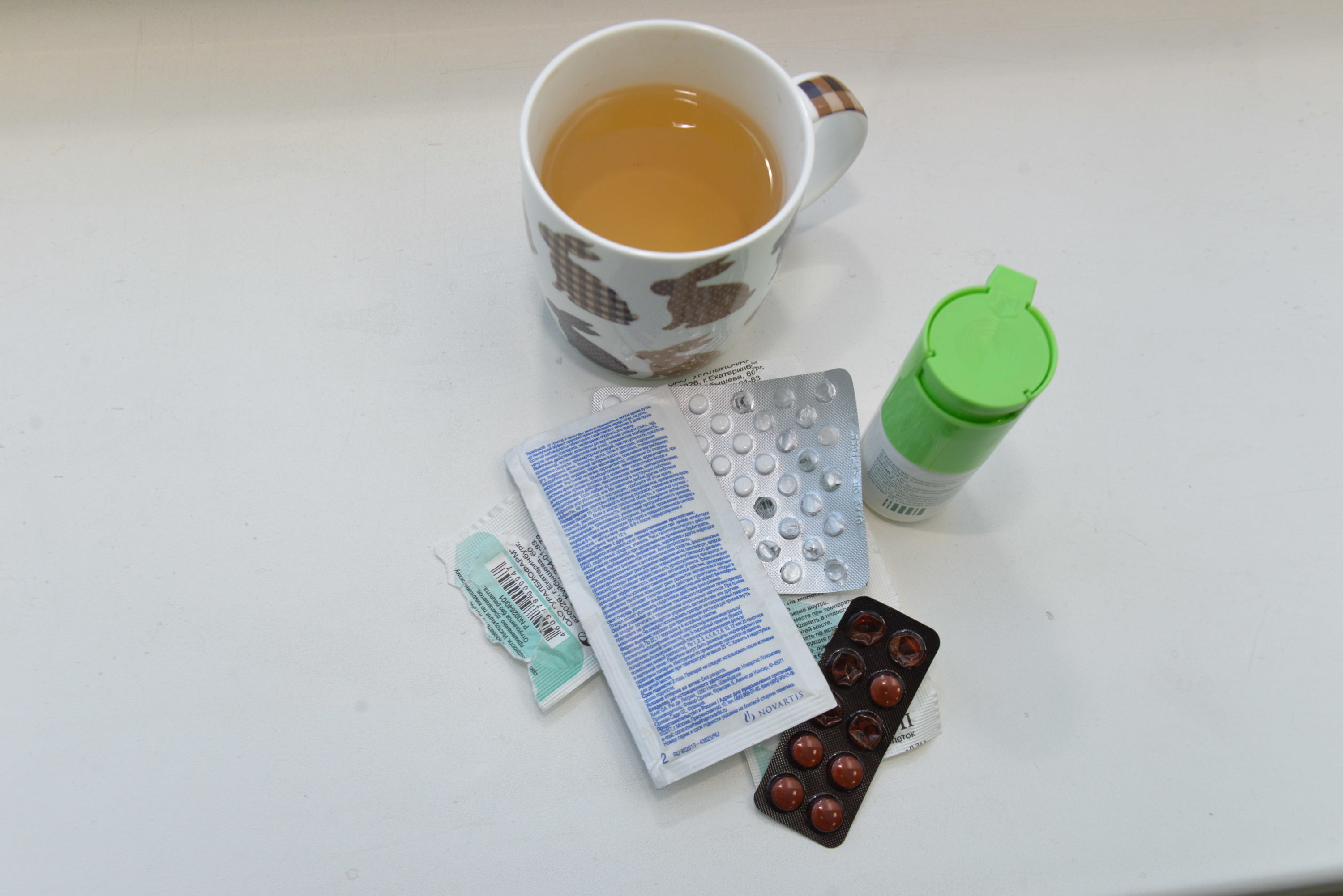 Заболел чай. Болею таблетки. Лекарства от простуды на столе. Таблетки от простуды на столе. Чай лекарство.