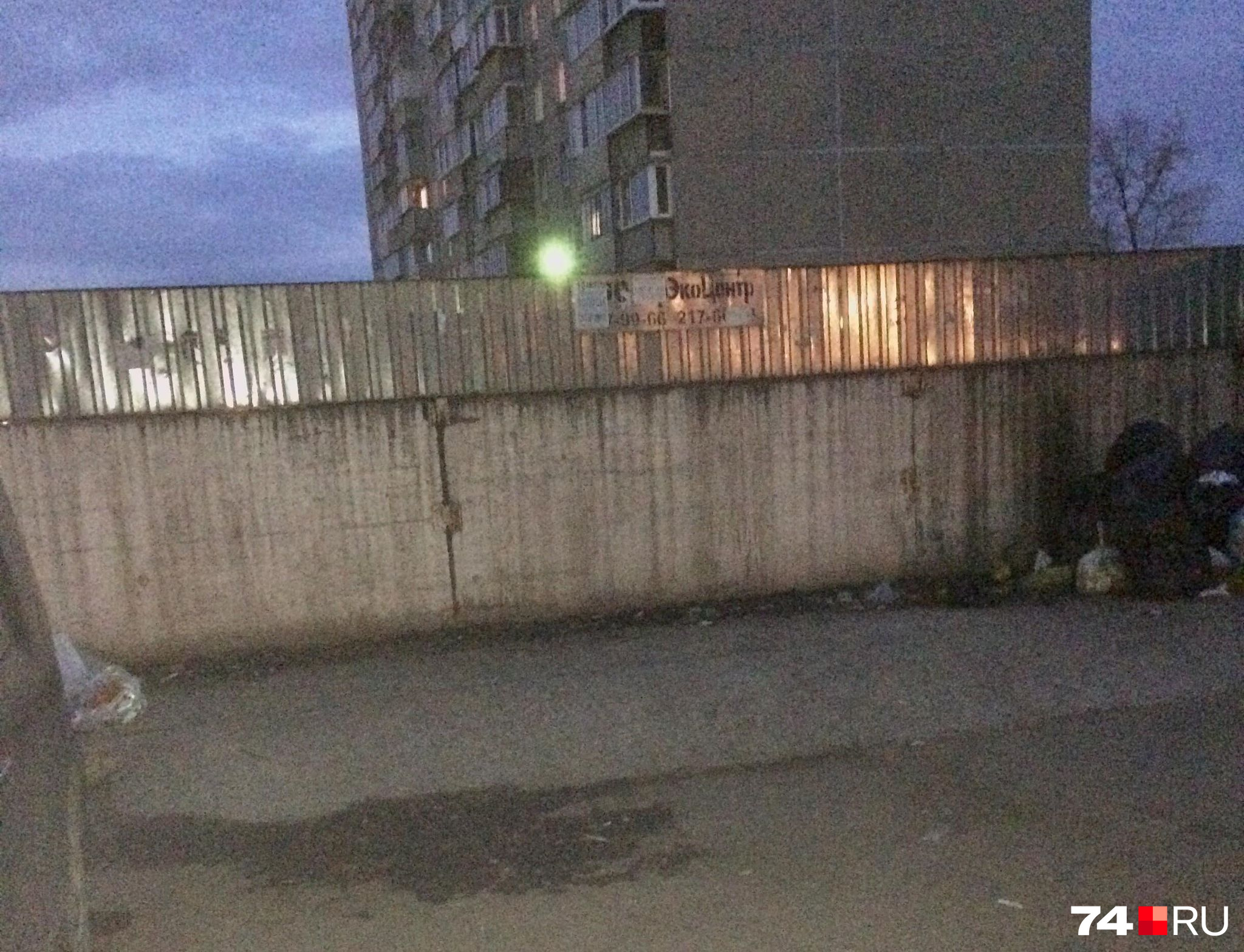 На Героев Танкограда, 50 забрали баки, но площадку ещё не успели замусорить На Героев Танкограда, 50 забрали баки, но площадку ещё не успели замусорить