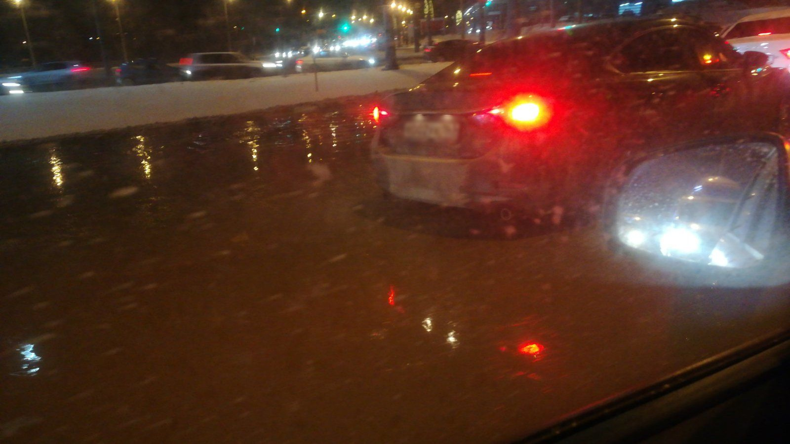 «Хороший будет каток!»: на кольце Авроры и Московского шоссе сфотографировали потоп